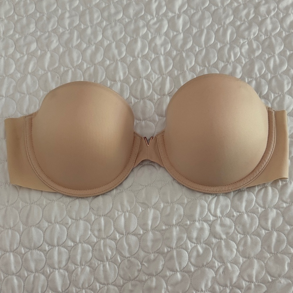 Victorias Secrets size 32D brand new Seamless Strapless Bra - Tan